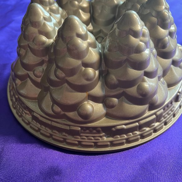 📌NORDIC WARE CHRISTMAS HOME DECOR KITCHEN HOLIDAY TREE BUNDT CAKE PAN - Picture 7 of 10